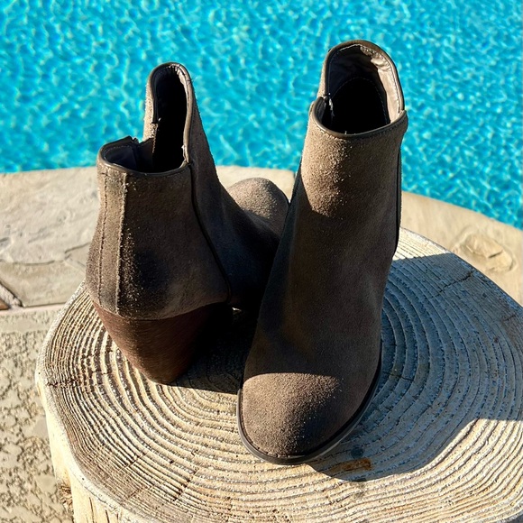 Very Volatile Gray Suede Wedge Booties 7.5 - Picture 3 of 5